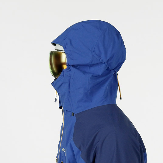 後ろのドローコードで奥行きの調節が可能