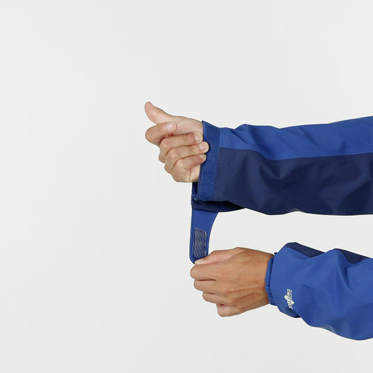 袖口のフィット感を調節でき、冷気や雪の侵入を防ぎます