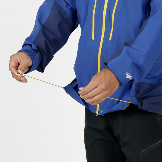 両裾のドローコードを引くだけで、裾のフィット感の調節が可能