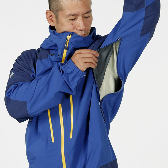 衣服内の蒸れを素早く排出するピットジップを装備
