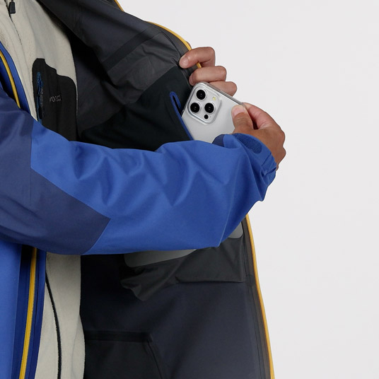 ストレッチ性に優れたパワーメッシュの内ポケットを2カ所に備えています