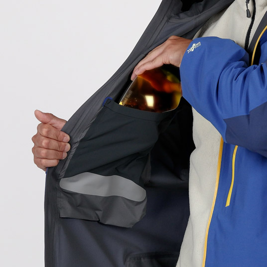 ストレッチ性に優れたパワーメッシュの内ポケットを2カ所に備えています