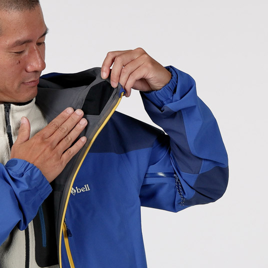 呼気をウエア外に排出する通気口を設けています。サングラスの曇りを軽減し、口元の凍りつきも抑えます