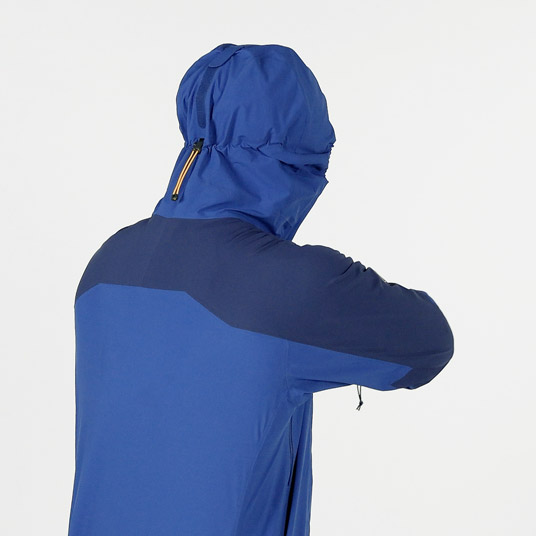 肩・袖部分はバイアスストレッチで体の動きに追従。肘には立体裁断を施し、ダイナミックな動きも妨げません