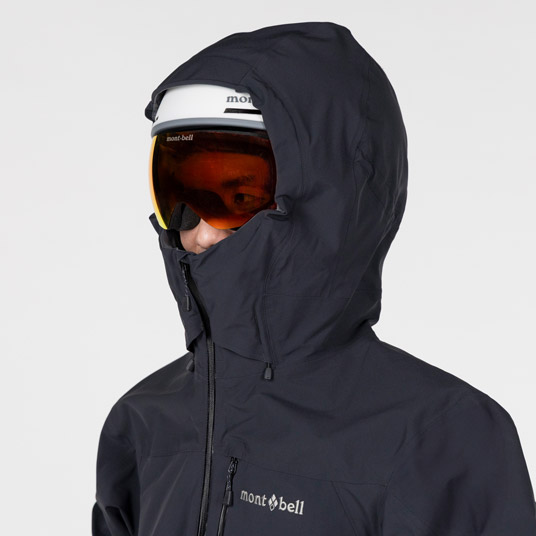 ヘルメット着用の有無に関わらず、高いフィット感が得られる立体フードパターン