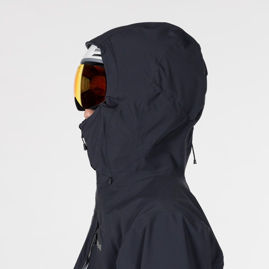 前後のドローコードで顔の周囲と奥行きの調節が可能