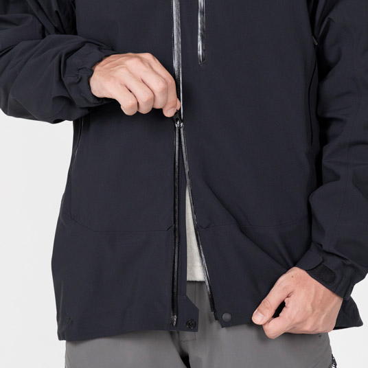 フロントジッパーを閉じたままでも下から開くことが可能。ハーネス操作やパンツのベルト操作も容易です