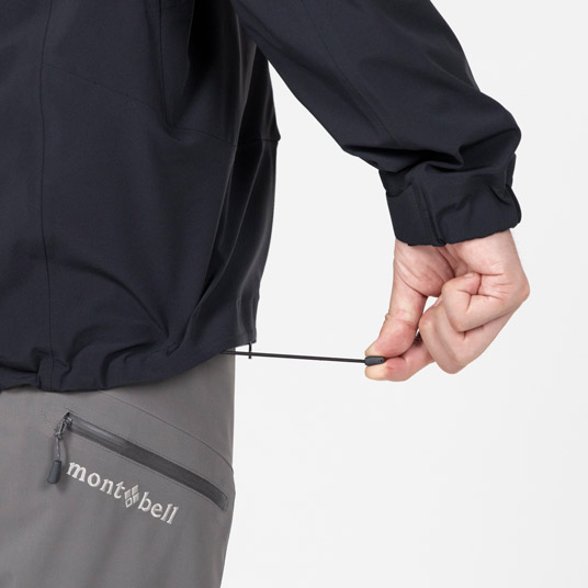 両裾のドローコードを引くだけで、裾のフィット感の調節が可能