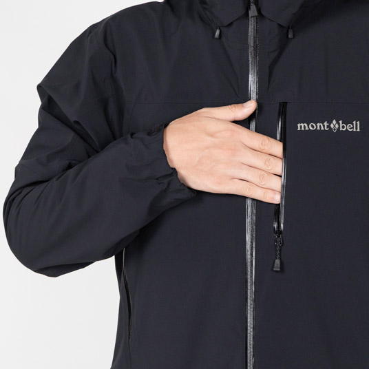 小物が入れられるジッパー付きの胸ポケット