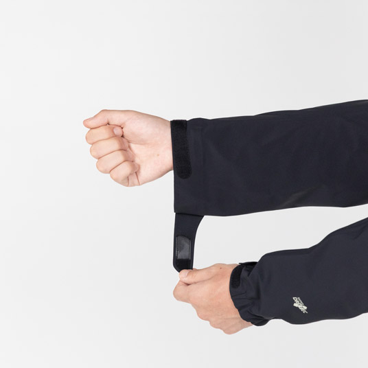 袖口のフィット感を調節でき、冷気や雪の侵入を防ぎます