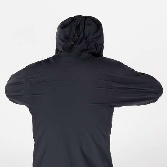 肩・袖部分はバイアスストレッチで体の動きに追従。肘には立体裁断を施し、ダイナミックな動きも妨げません