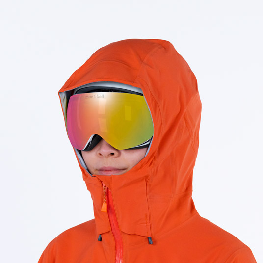 ヘルメット着用の有無に関わらず、高いフィット感が得られる立体フードパターン