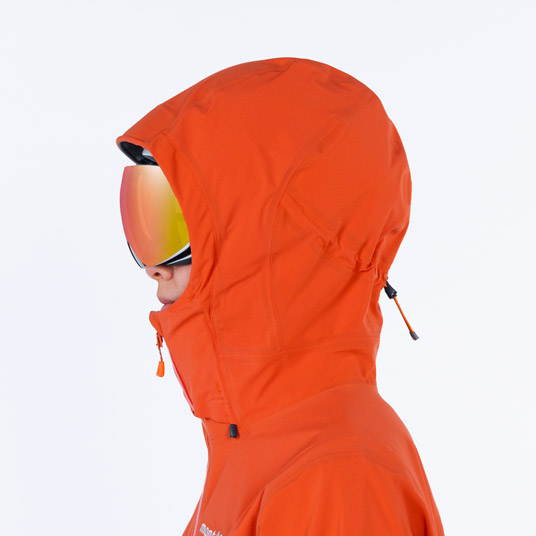 前後のドローコードで顔の周囲と奥行きの調節が可能