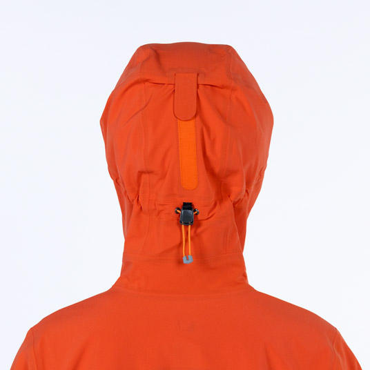 ベルクロでひさしの高さの調節が可能