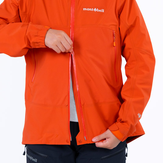 フロントジッパーを閉じたままでも下から開くことが可能。ハーネス操作やパンツのベルト操作も容易です