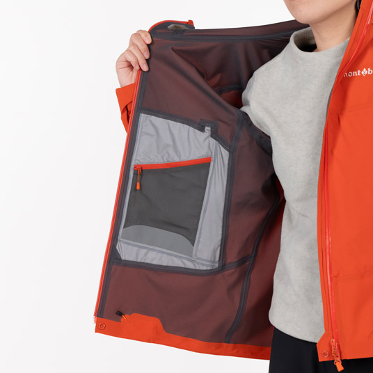 ストレッチ性に優れたパワーメッシュの内ポケットを2カ所に備えています