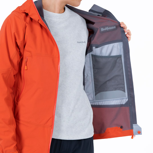 ストレッチ性に優れたパワーメッシュの内ポケットを2カ所に備えています