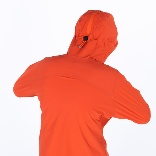 肩・袖部分はバイアスストレッチで体の動きに追従。肘には立体裁断を施し、ダイナミックな動きも妨げません