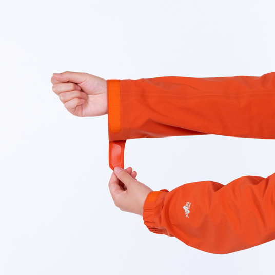 袖口のフィット感を調節でき、冷気や雪の侵入を防ぎます