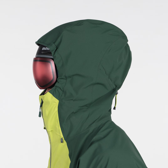 前後のドローコードで顔の周囲と奥行きの調節が可能