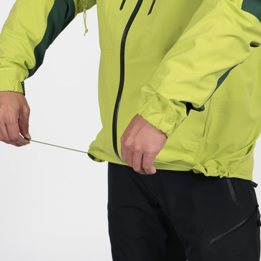 両裾のドローコードを引くだけで、裾のフィット感の調節が可能