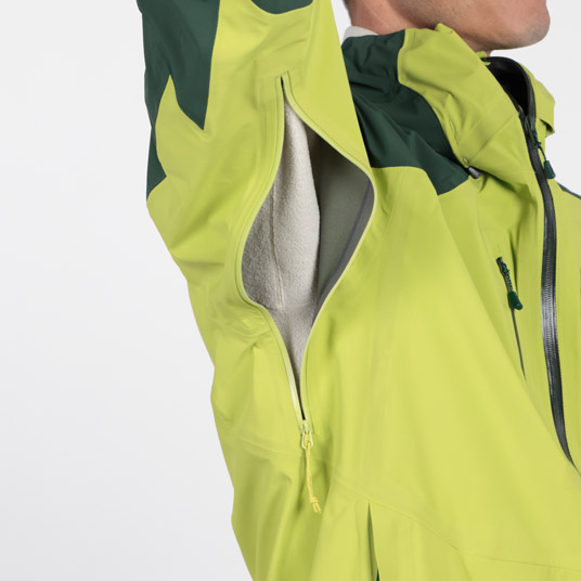 衣服内の蒸れを素早く排出するピットジップを装備