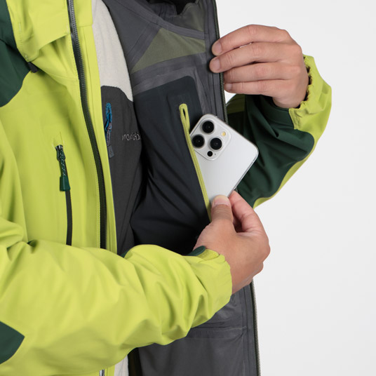 ストレッチ性に優れたパワーメッシュの内ポケットを2カ所に備えています