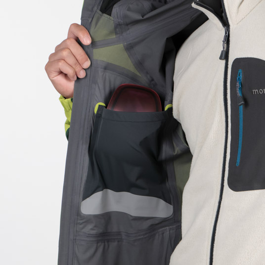 ストレッチ性に優れたパワーメッシュの内ポケットを2カ所に備えています