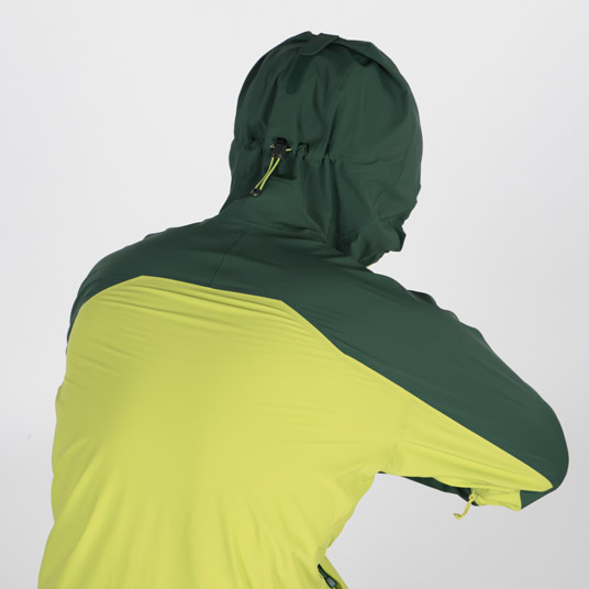 肩・袖部分はバイアスストレッチで体の動きに追従。肘には立体裁断を施し、ダイナミックな動きも妨げません