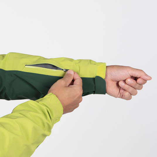 リフト券やICチップを入れられるポケットを装備