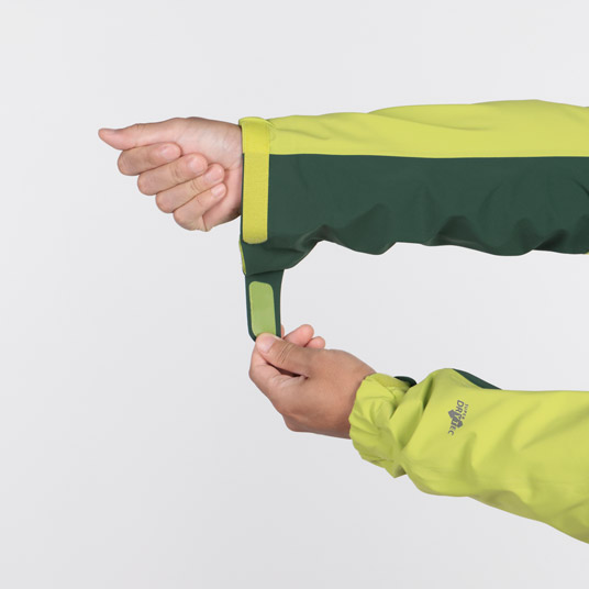 袖口のフィット感を調節でき、冷気や雪の侵入を防ぎます