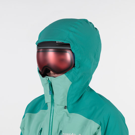 ヘルメット着用の有無に関わらず、高いフィット感が得られる立体フードパターン