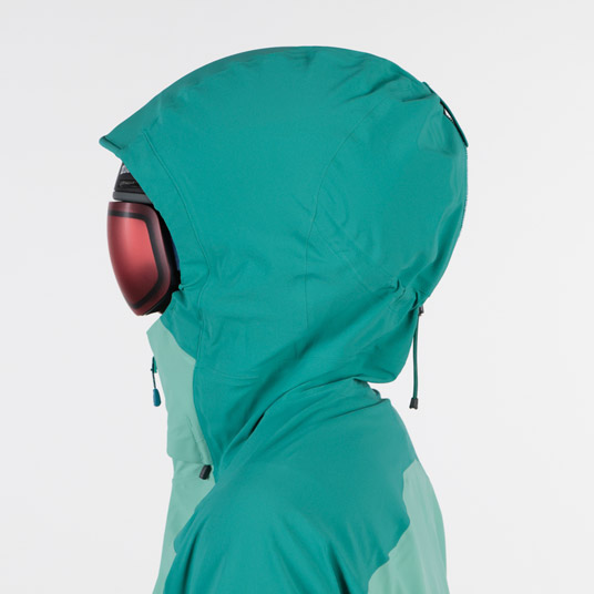 前後のドローコードで顔の周囲と奥行きの調節が可能