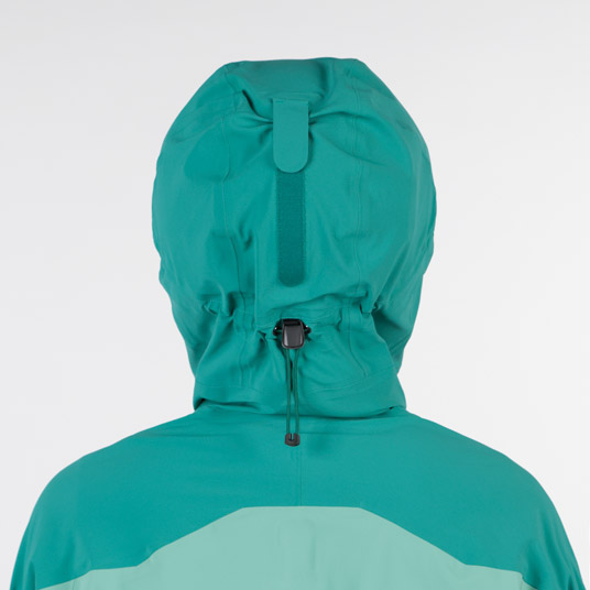 ベルクロでひさしの高さの調節が可能