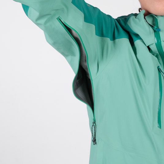 衣服内の蒸れを素早く排出するピットジップを装備