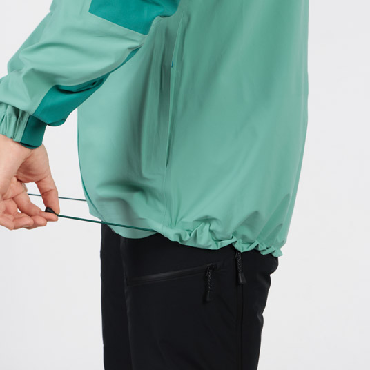 両裾のドローコードを引くだけで、裾のフィット感の調節が可能