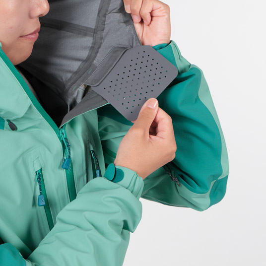 襟内側の直接肌に触れる口元のパーツは取り外して洗濯が可能