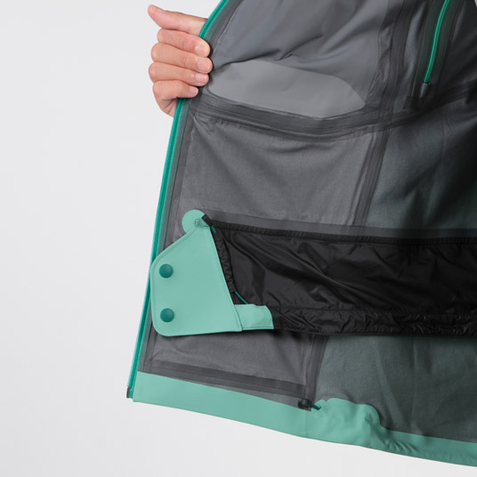 ウエスト内部に設けた隔壁布が、裾からの雪や冷気の進入を防止します