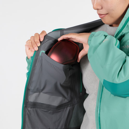 ストレッチ性に優れたパワーメッシュの内ポケットを2カ所に備えています