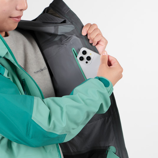 ストレッチ性に優れたパワーメッシュの内ポケットを2カ所に備えています