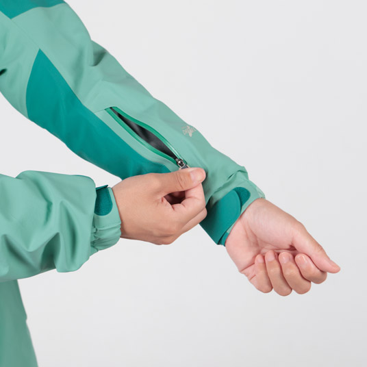 リフト券やICチップを入れられるポケットを装備