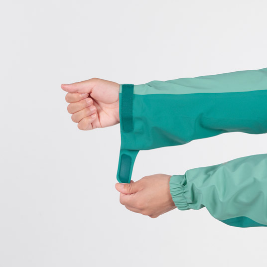 袖口のフィット感を調節でき、冷気や雪の侵入を防ぎます