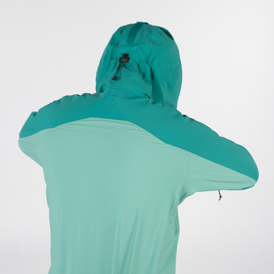 肩・袖部分はバイアスストレッチで体の動きに追従。肘には立体裁断を施し、ダイナミックな動きも妨げません