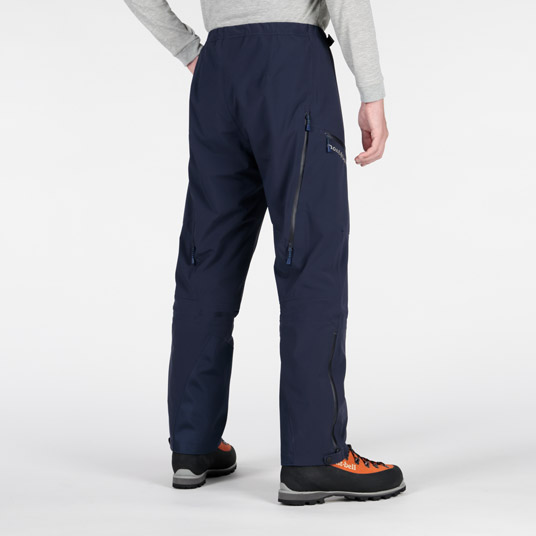 モデル身長179cm／Mサイズ着用