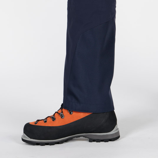 アイゼンやスキーのエッジで傷つきやすいパンツの裾内側を高強度の素材を用いて補強しています