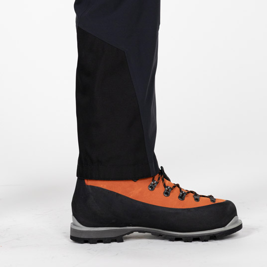 アイゼンやスキーのエッジで傷つきやすいパンツの裾内側を高強度の素材を用いて補強しています