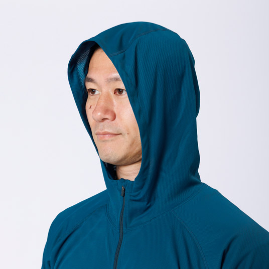 フードを被った状態・正面