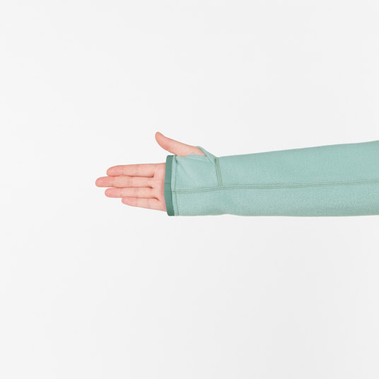 親指を通すことで手の甲を温められるサムホール付き