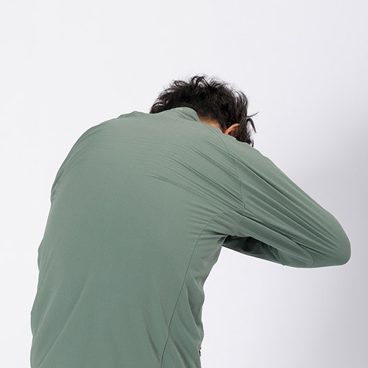 優れたストレッチ性を備えます。