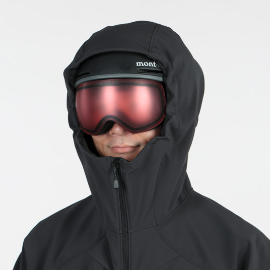 ヘルメット着用の有無に関わらず、高いフィット感が得られる立体フードパターン